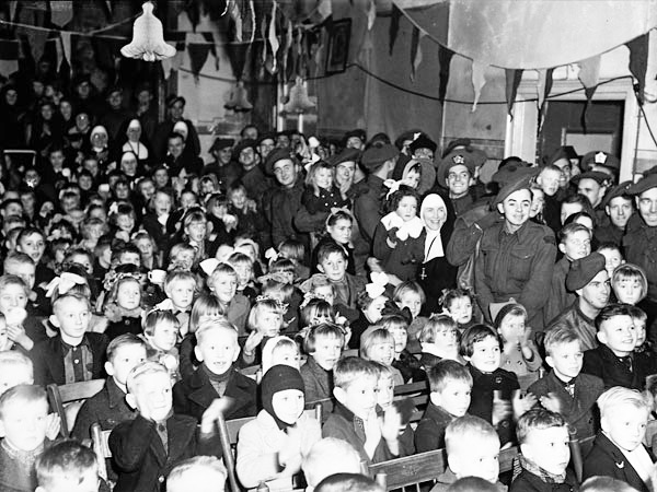 ChatGPT ChatGPT Op 17 december 1944 namen kinderen deel aan een kerstviering, georganiseerd door de Argyll and Sutherland Highlanders of Canada in Elshout.