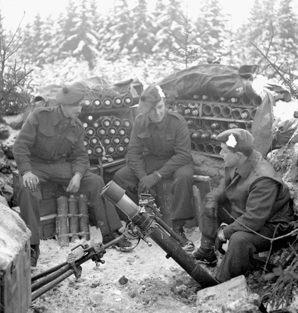 De bemanning van de Essex Scottish Regiment bij een mortier stelling bij Groesbeek op 24 January 1945.