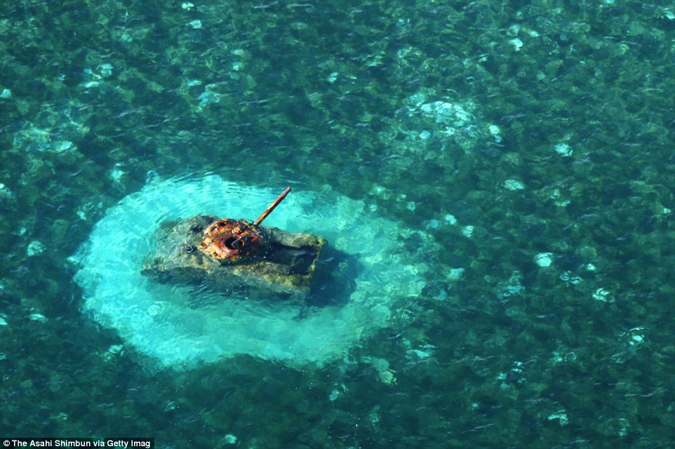 Een Amerikaanse M4 Sherman tank in de ondiepe wateren van het Chalan Kanoa strand in Saipan, Noordelijk 