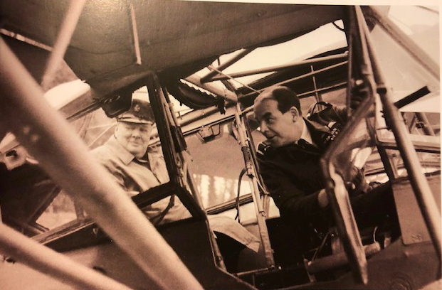 Winston Churchill aan boord van Harry Broadhurst (rechts) Fieseler Storch 156. 