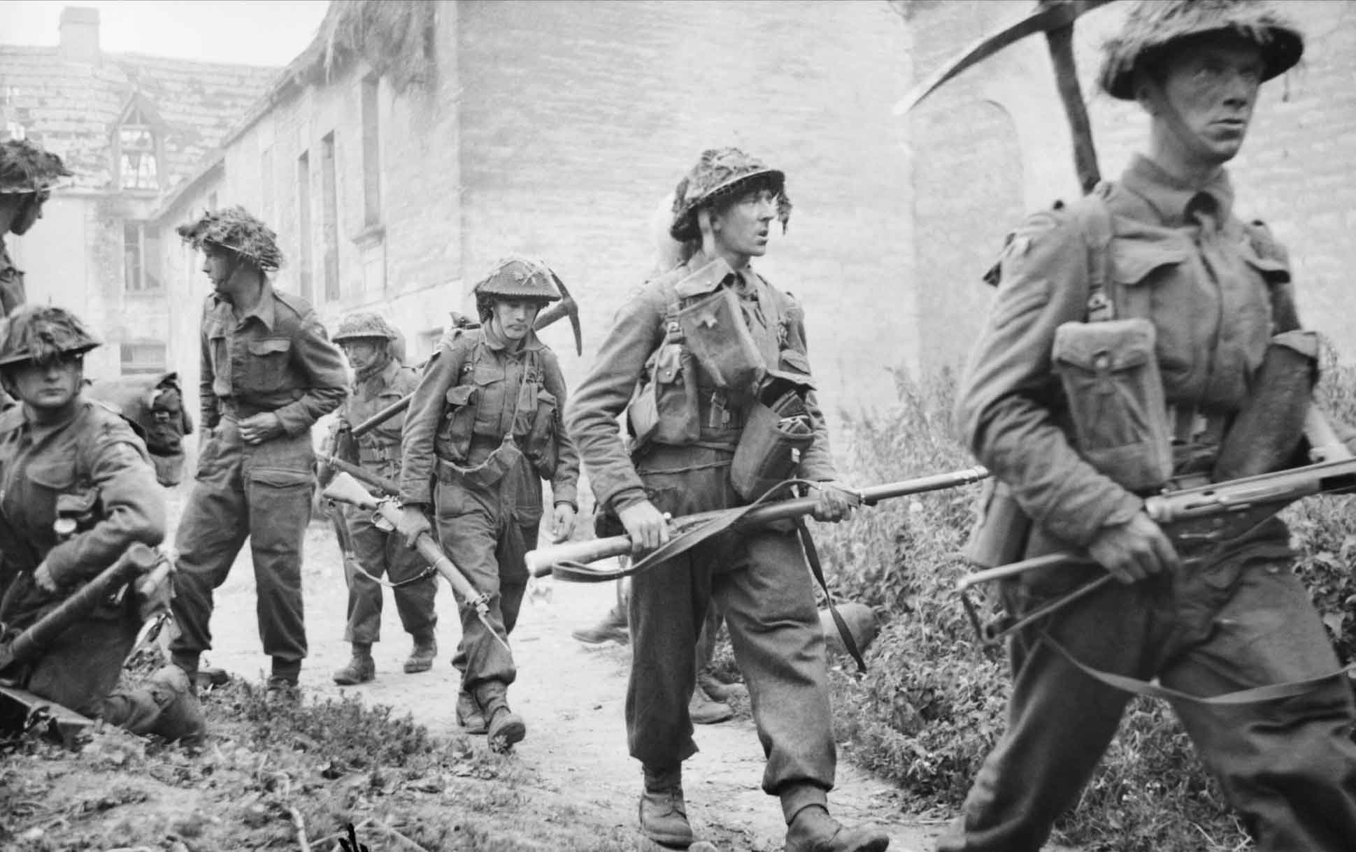 Мировые войны первая и вторая явились. Солдат вермахта Нормандия 1944. Британская армия во Франции 1944. Солдаты Британии ww2. Армия Великобритании ww2.