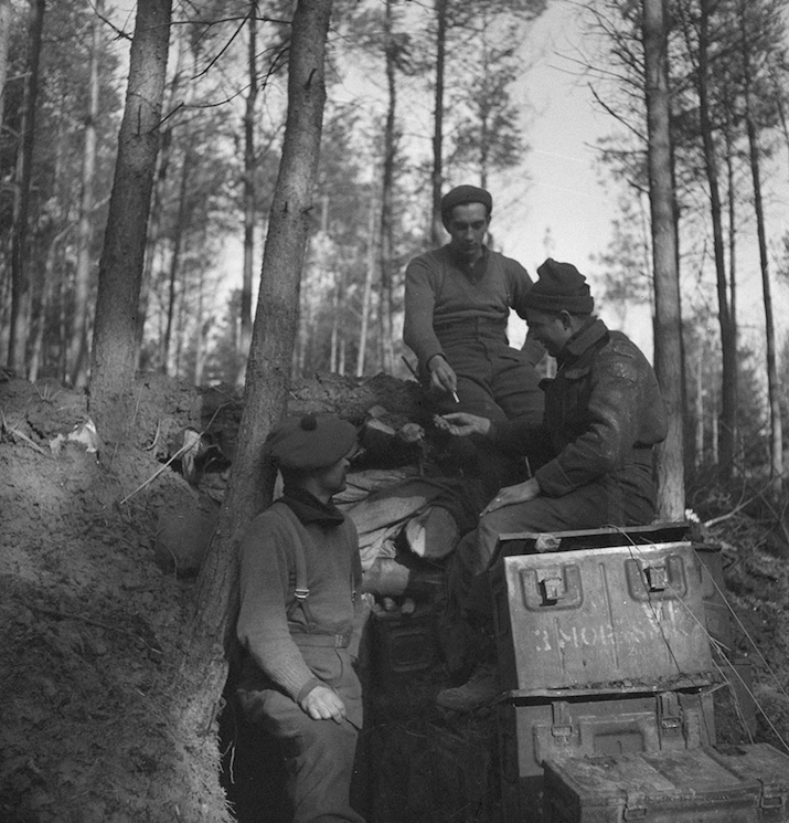 Canadese soldaten van de B Company van The Black Watch of Canada in hun dugout in Groesbeek op 3 februari 1945. 