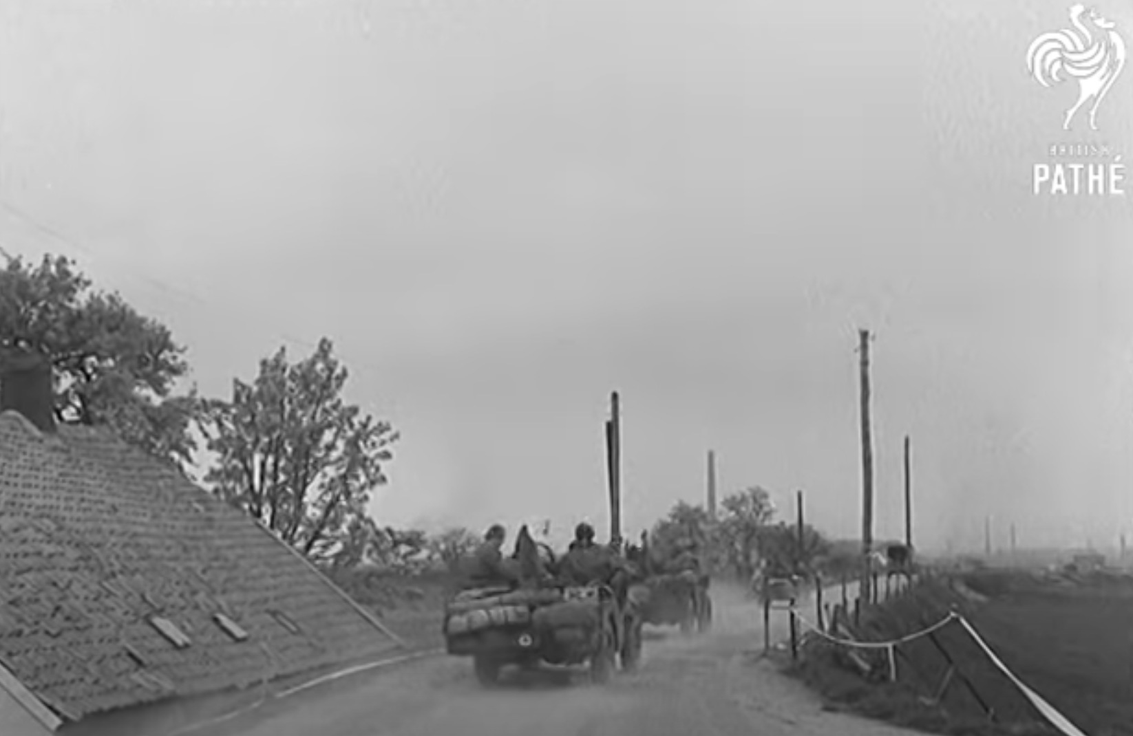 Een still uit een rapport van het Britishe Pathé over de operaties rondom het bruggenhoofd bij Westervoort. Hierop zijn duidelijk de commando jeeps van majoor H.C. Druce te zien. © British Pathé