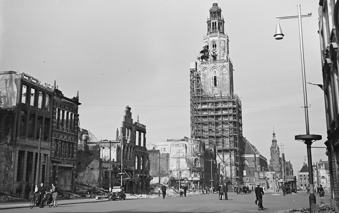 Waar de noordzijde van de Grote Markt in puin ligt, blijft de Martinitoren wonder boven wonder gespaard. © Fotocollectie Anefo