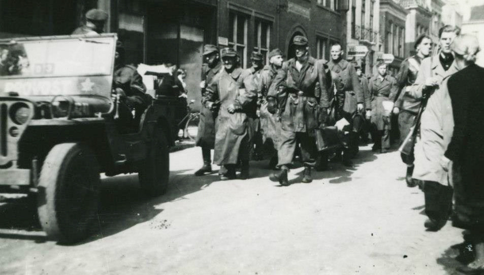 Op 16 april 1945 marcheerde de Duitse colonne, aangevoerd door Kampfkommandant Miczek, door de Oosterstraat richting krijgsgevangenschap.© Stichting Oorlogs- en Verzetscentrum Groningen (OVCG)